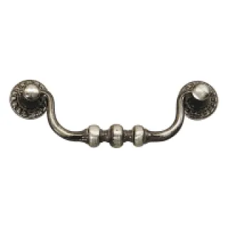 Poignée tombante zamac avec rosaces – Hauteur : 50 mm – Entraxe : 110 mm – Décor : Vieil argent – Largeur : 142 mm – FO